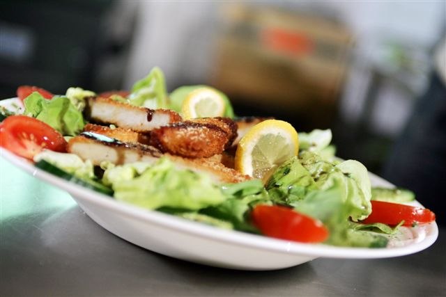 Gasthaus Graf, © weinfranz.at Ein Teller mit Salat, paniertem Fleisch, Tomaten und Zitronenscheiben.