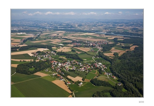 St.Pantaleon-Erla, © Fa. Lu-Ca OG Luftaufnahme von St. Pantaleon-Erla mit Feldern und Wäldern.