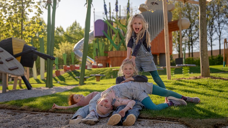 Starkl Erlebnisgarten, © starklfilm Kinder spielen fröhlich auf einem Spielplatz.