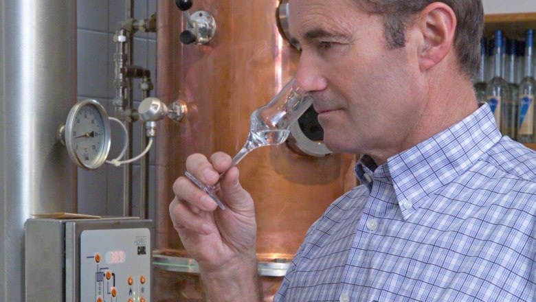 Karl Halbmayr, © zVg Mann riecht an einem Glas in einer Destillerie.