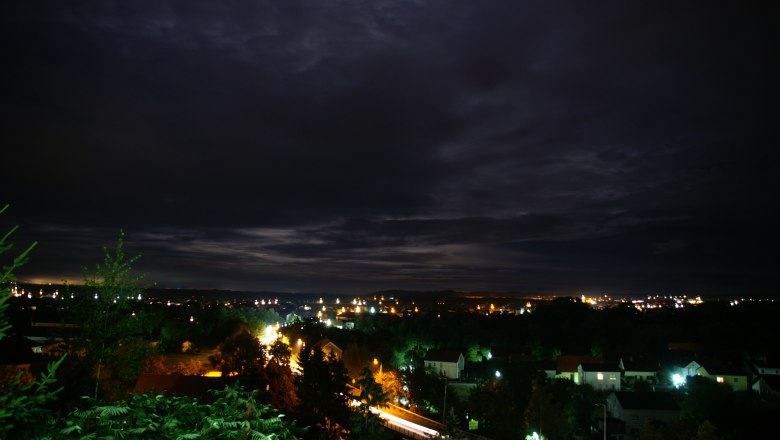 Ennsdorf bei Nacht, © Gemeinde Ennsdorf Nächtliche Stadtansicht von Ennsdorf mit beleuchteten Häusern und dunklem Himmel.