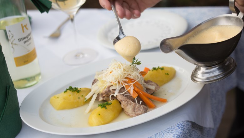 Gasthof Pillgrab, © schwarz-koenig.at Ein Teller mit Fleisch, Gemüse und Kartoffeln wird mit Sauce übergossen.