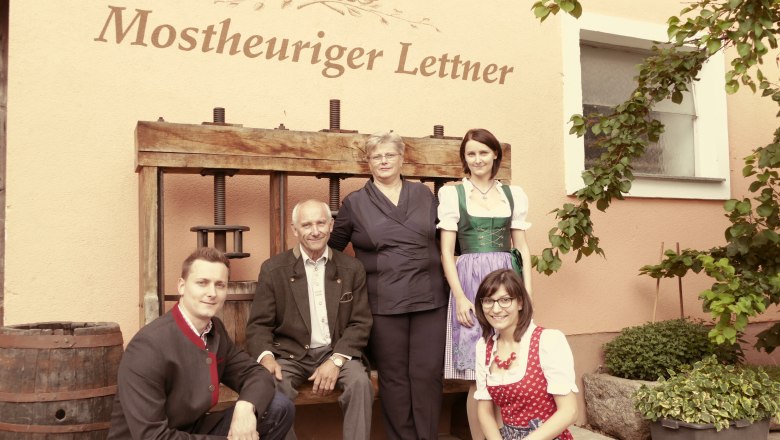 Mostheuriger Lettner, © Familie Lettner Gruppe von fünf Personen vor dem Gebäude des Mostheuriger Lettner.
