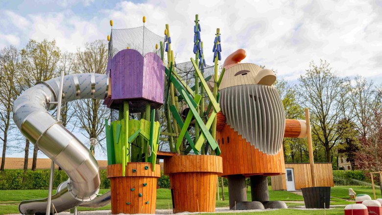 Erlebnisgarten Spielplatz, © starkl-diemosttirolerin Ein fantasievoller Spielplatz mit einen großen Holzfiguren und einer Rutsche.