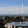 Terrasse Gasthof Alpenblick, © Karl Hintersteiner Terrasse mit Tischen und Stühlen, im Hintergrund Alpenpanorama.