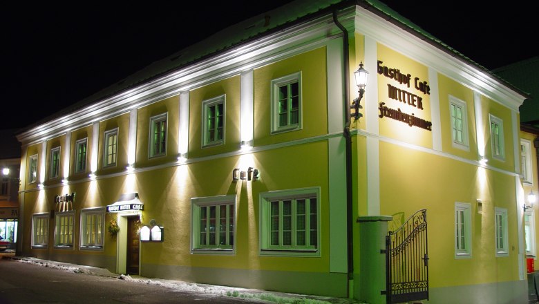 Gasthof Restaurant Mitter, © Gasthof Mitter Nachtaufnahme eines gelben Gebäudes mit der Aufschrift 'Gasthof Café Mitter'.