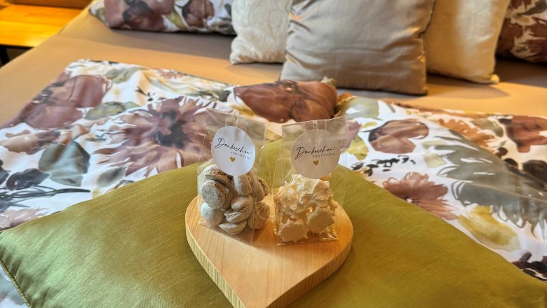 hauseigene Strau&szlig;enschmankerl (Strau&szlig;enbusserl und Strau&szlig;enkn&ouml;pfe)) stehen als Gastgeschenk am Bett f&uuml;r die G&auml;ste bereit.