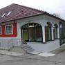Ein modernes Gebäude mit rotem Dach und roter Fassade.