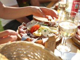 Genie&szlig;en Sie die k&ouml;stlichen Spezialit&auml;ten der Region, w&auml;hrend die Sonne sanft auf die Tafel scheint. Frische Zutaten und einladende Atmosph&auml;re laden dazu ein, die Aromen des Mostherbstes zu entdecken und unvergessliche Momente mit Freunden zu teilen.