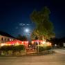 Abendstimmung im Gastgarten des Gasthofs Zatl
