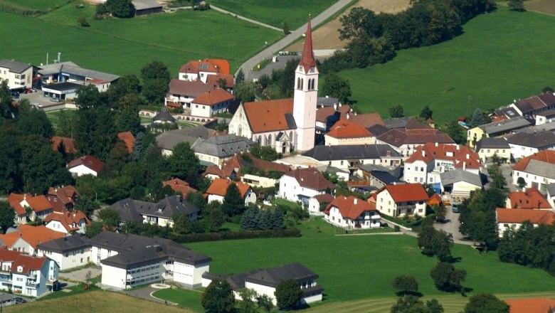 Luftaufnahme der Gemeinde Weistrach mit Kirche und umliegenden Häusern.