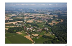 Luftaufnahme von St. Pantaleon-Erla mit Feldern und Wäldern.