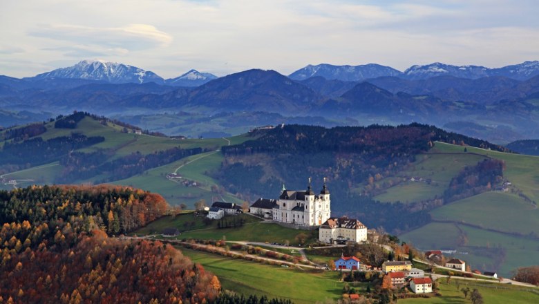 Panoramablick über das Mostviertel mit der Basilika Sonntagberg im Vordergrund und Bergen im Hintergrund.