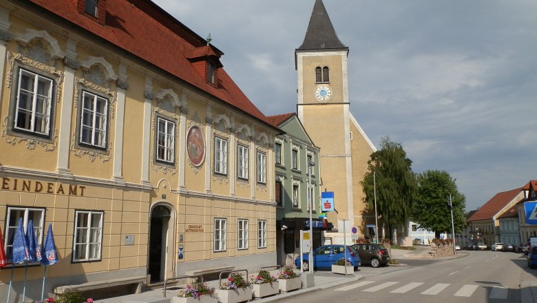 Stra&szlig;e in Strengberg mit Gemeindeamt und Kirche.