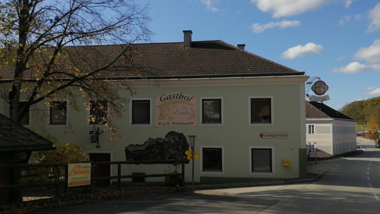 Außenansicht eines Gasthauses mit Schild 'Gasthof zur Linde'.