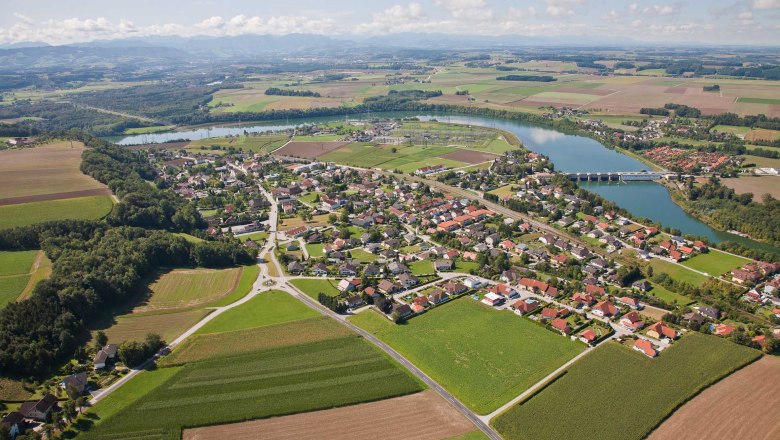 Luftaufnahme von Ernsthofen mit Fluss und Brücke.