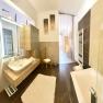 Modernes Badezimmer mit Badewanne, Waschbecken und gro&szlig;em Spiegel.