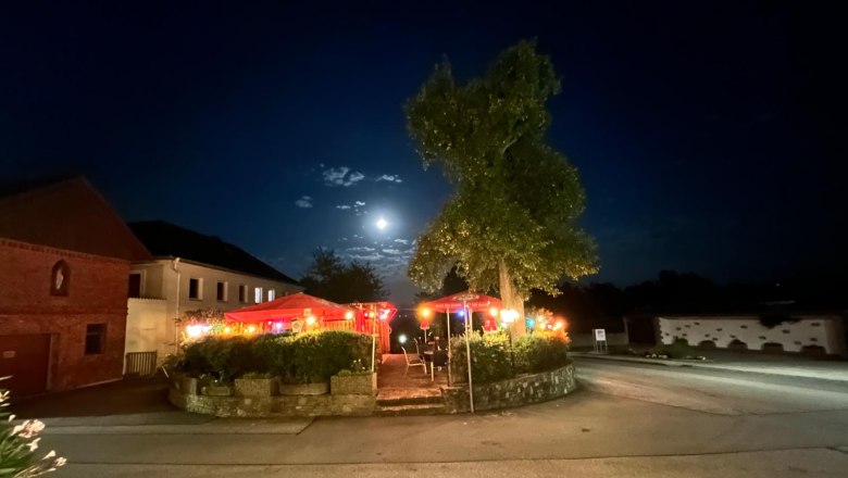 Abendstimmung im Gastgarten des Gasthofs Zatl