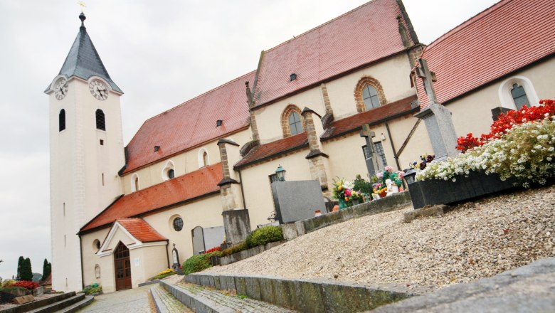 Stiftskirche Ardagger mit Friedhof im Vordergrund.