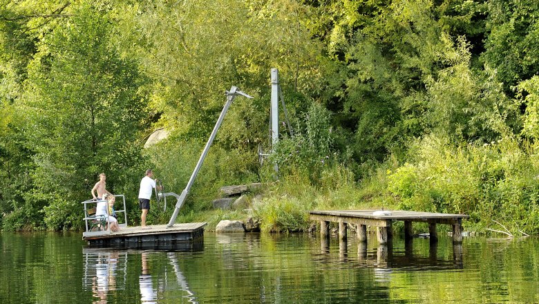Menschen auf einer Plattform im Naturbad Kematen.
