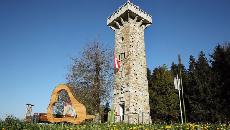 Aussichtsturm in l&auml;ndlicher H&uuml;gellandschaft.