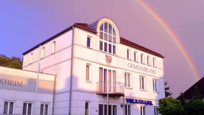 Gebäude des Gemeindeamts Ernsthofen mit Regenbogen im Hintergrund.