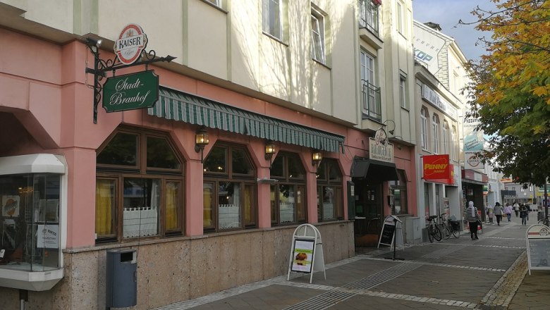 Stra&szlig;enszene mit dem Stadtbrauhof Amstetten und umliegenden Gesch&auml;ften.