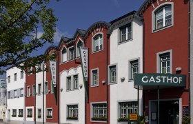 Außenansicht des Restaurant-Hotels Wallner mit roter und weißer Fassade.